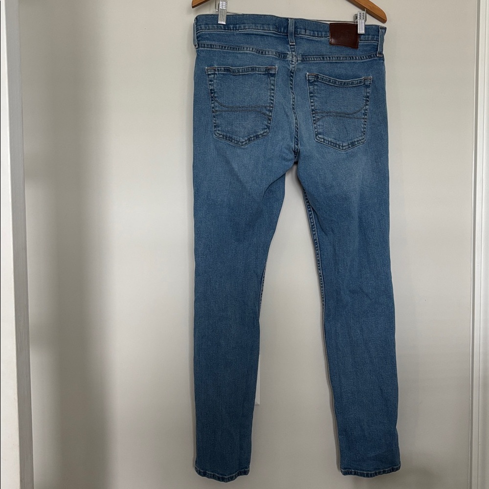Hollister Skinny Distressed Jeans Sz 33 W x L 32 EUC - Picture 5 of 5